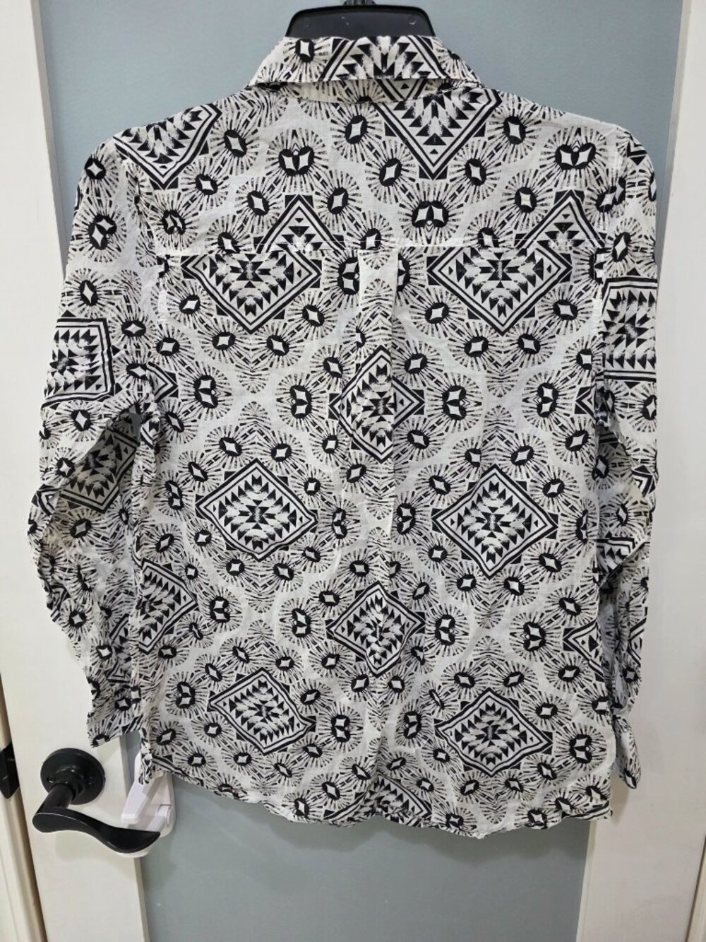 Geometric Print Blouse – Women’s‎ Medium Black White Tan Button Front - Picture 7 of 8